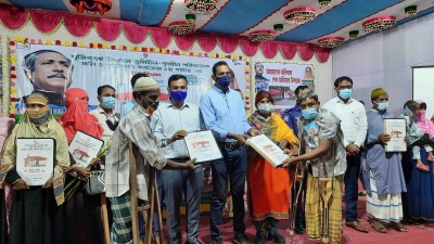 বাগেরহাটে ৪৩৪ ভূমিহীন পরিবারের মাঝে পাকা ঘরের চাবি-জমির দলিল হস্তান্তর বাগেরহাটে ৪৩৪ ভূমিহীন পরিবারের মাঝে পাকা ঘরের চাবি-জমির দলিল হস্তান্তর